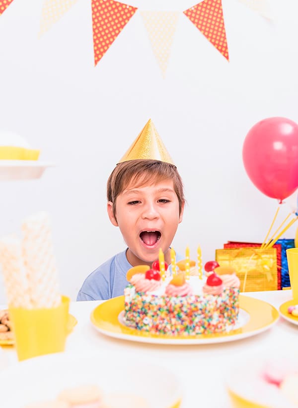 Niño en celebración de cumpleaños mágico