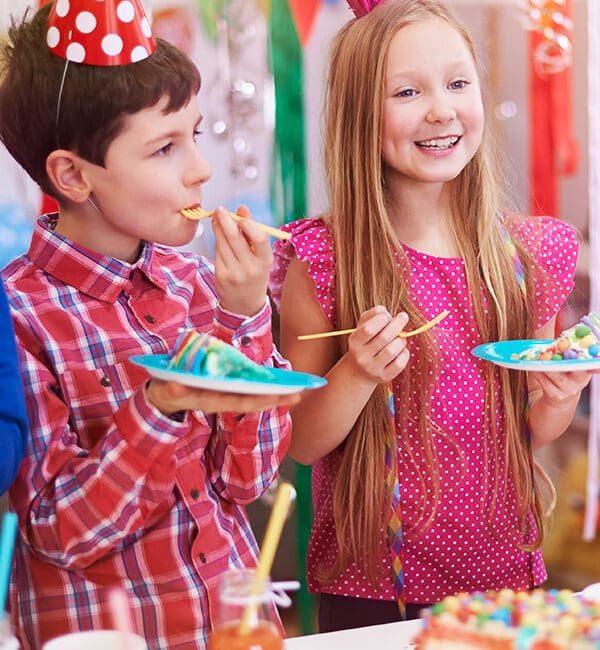Pareja de niños en celebración de cumpleaños mágico