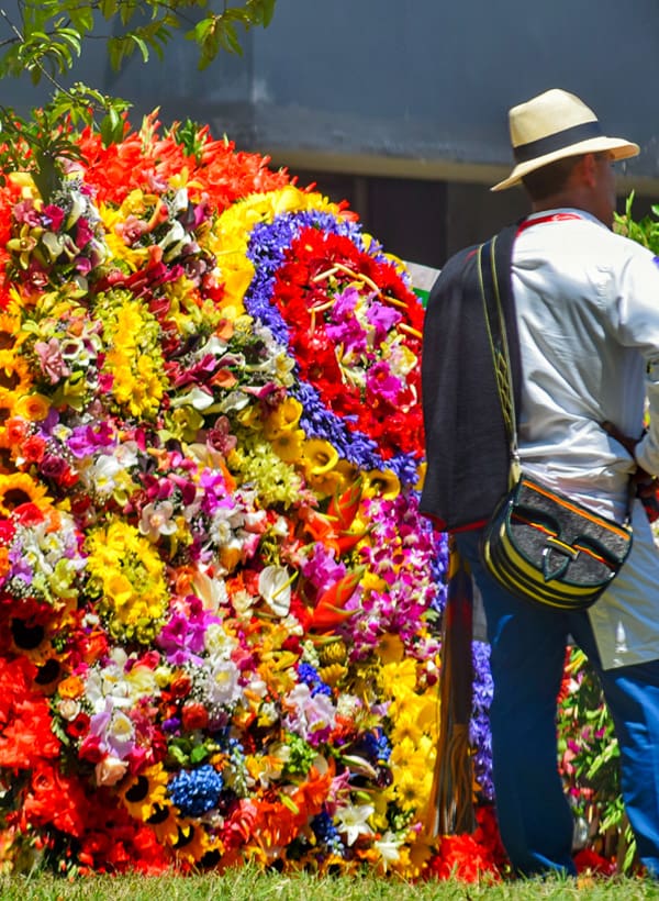 hombre paisa en feria de las flores de medellín